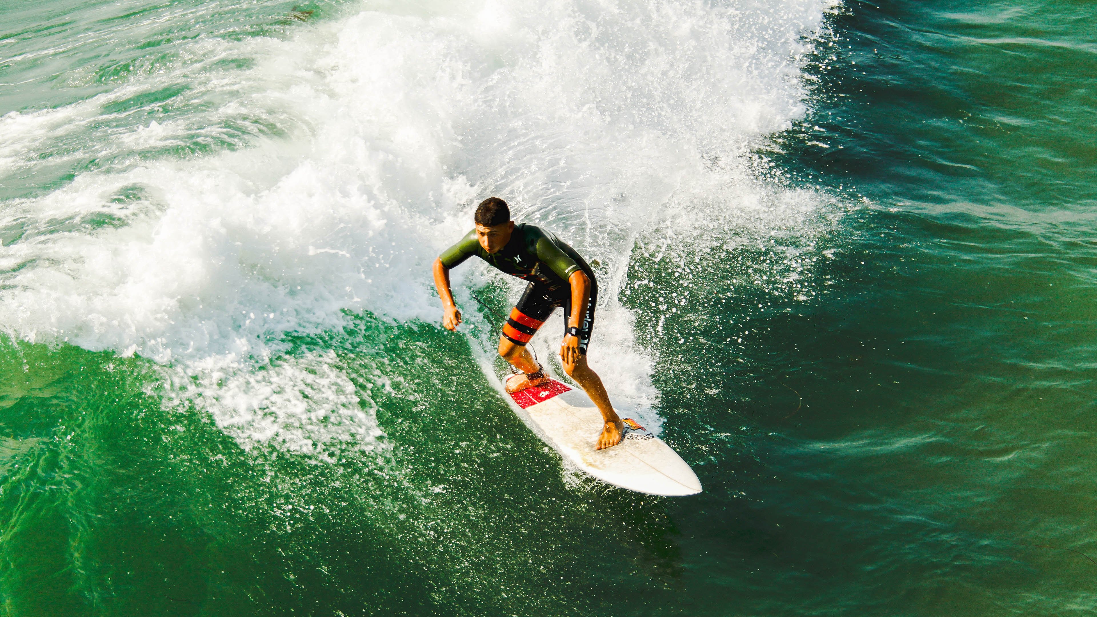 蛙泳中程比利时节奏控制到位，蛙泳比赛规则